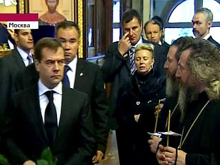 Дмитрий Медведев вернулся в Москву из отпуска, чтобы проститься с Александром Солженицыным