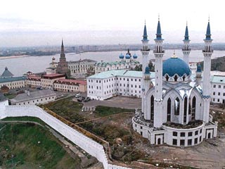 Главная концертная площадка расположится у Казанского кремля, в пределах которого сосуществуют культовые здания разных религий &#8211; православный Благовещенский собор и недавно воссозданная мечеть Кул-Шариф