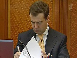 Президент России Дмитрий Медведев подписал в среду указ "Об увековечении памяти Александра Солженицына"