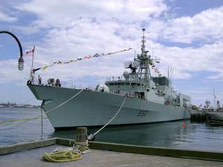 Канадский фрегат "Виль де Квебек" будет обеспечивать защиту судов от пиратов у берегов Сомали