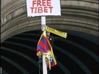 Четверо иностранцев, устроивших в китайской столице акцию протеста в поддержку "независимости Тибета", высланы из страны. Они были задержаны полицией через 12 минут после того, как двое забрались на фонарные столбы и растянули плакат с надписью "Свободный