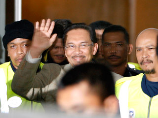В столице Малайзии введены повышенные меры безопасности в связи с открытием судебного процесса над главой ведущей оппозиционной партии страны Анваром Ибрагимом. Власти опасаются массовых протестов