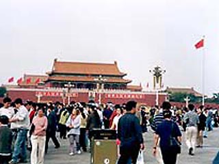 Трое христианских активистов из США сегодня предприняли попытку устроить импровизированную пресс-конференцию для иностранных журналистов у мемориальной стены Мао Цзэдуна на оживленной площади Тяньаньмэнь