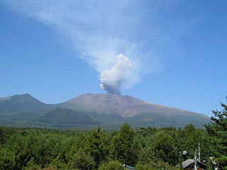 Извержение вулкана Асама, расположенного примерно в 200 км к северо-западу от Токио, произошло в воскресенье в Японии
