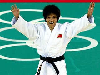 Китаянка Сянь Дунмэй выиграла золотую медаль в соревнованиях по дзюдо среди женщин в весовой категории до 52 килограммов