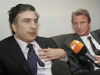 Президент Грузии Михаиил Саакашвили подписал документ, разработанный совместно с Грузией главами МИД Франции и Финляндии