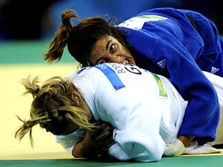 Итальянская дзюдоистка Джулия Куинтавалле (сверху) стала победительницей олимпийского турнира дзюдоисток в весовой категории до 57 кг