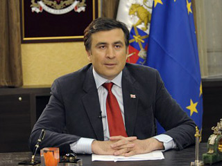 Грузинский президент Михаил Саакашвили заявляет, что российские войска вышли на центральную трассу, которая связывает восточный и западный регионы страны, и тем самым разделить восточную и западную Грузию
