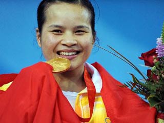 Первая китайская чемпионка Олимпийских игр-2008 тяжелоатлетка Чен Сеся, выступающая в весовой категории до 48 кг, - в довесок к золотой медали получит целое состояние