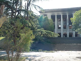 Бывшее здание Югоосетинского парламента. Некогда одно из красивейших зданий города
