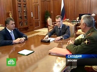 Президент России Дмитрий Медведев заявил, что "на основе доклада принял решение о завершении операции по принуждению Грузии к миру"