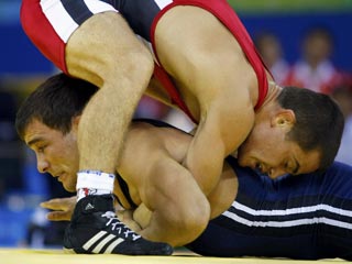 Борец Назир Манкиев (в синем) приносит России первое "золото" Игр-2008