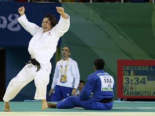 Японская дзюдоистка Аюми Танимото стала двукратной олимпийской чемпионкой, победив оценкой иппон Люси Декосс из Франции в решающей схватке в весовой категории до 63 килограммов