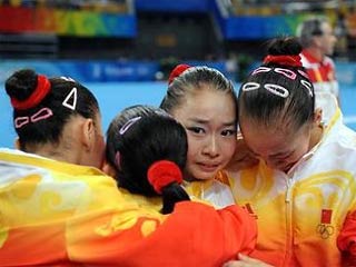 Женская сборная Китая уверенно завоевала золотые медали в командных состязаниях по спортивной гимнастике на Олимпийских играх в Пекине