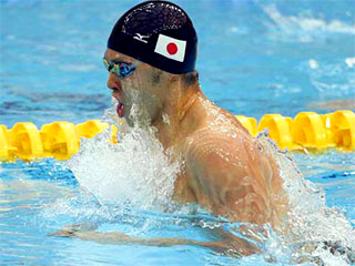 В первом заплыве очередного соревновательного дня турнира пловцов заплыв на дистанцию 200 м брассом с новым олимпийским рекордом (2.07,61) выиграл японский пловец Косуке Китаджима
