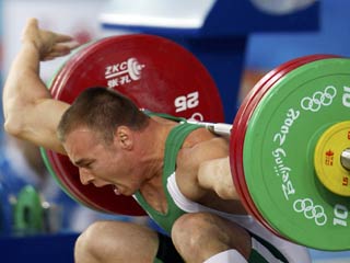 На Олимпиаде в Пекине венгерский тяжелоатлет Янош Бараняи, выступавший в категории до 77 кг, при попытке поднять штангу весом 148 кг получил серьезнейшую травму