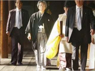 Самый популярный на сегодняшний день японский политик, экс-премьер Дзюнъитиро Коидзуми, а также действующий министр, глава сельскохозяйственного ведомства Сэйити Ота совершили паломничество в токийский храм Ясукуни