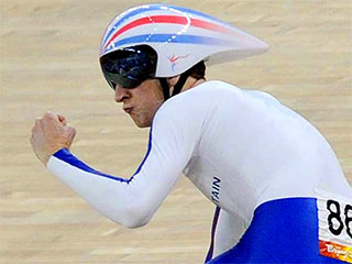 Велогонщик Брэдли Уиггинс из Великобритании выиграл золотую медаль Олимпиады, финишировав первым в индивидуальной гонке преследования