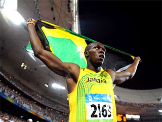 Ямайский легкоатлет Усейн Болт выиграл золотую медаль Олимпиады в беге на сто метров, установив при этом еще новый рекорд планеты - 9,69 секунды
