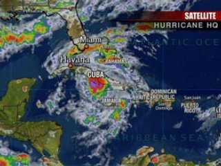 Туристы и жители островов Флорида Киз покидают курортную зону на юге американского штата Флорида из-за приближающегося тропического шторма "Фэй"