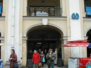 Станция метро "Гостиный двор" в центре Петербурга закрыта для пассажиров на вход и выход из-за частичных разрушений наклонного хода