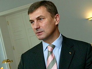 Премьер-министр Эстонии Андрус Ансип пожертвовал пострадавшим в Грузии 5 тысяч крон, что эквивалентно примерно 500 долларам США