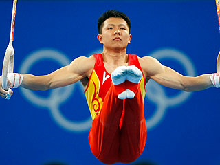 Китайские гимнасты завоевали "золото" и "серебро" в упражнениях на кольцах