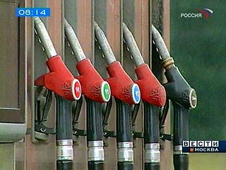 "Газпром нефть" снизила цены на бензин на 10%, авиакеросин - на 4%  