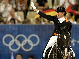 В личных соревнованиях по выездке на турнире по конному спорту во вторник золотую медаль Пекина завоевала голландка Анки ван Грюнсвен на Салинеро, ставшая уже трехкратной олимпийской чемпионкой