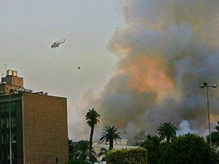Сильный пожар, охвативший во вторник вечером здание Верхней палаты египетского парламента, перекинулся на близстоящие государственные учреждения. Уже шесть часов безуспешно пожарные борются с огнем