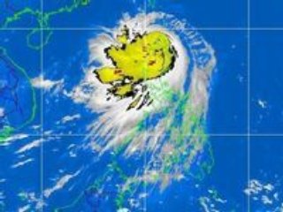 Штормовое предупреждение объявлено в Гонконге в связи с приближением мощного тихоокеанского тайфуна "Нури". Ранее он по северу Филиппин, где унес жизни семи человек