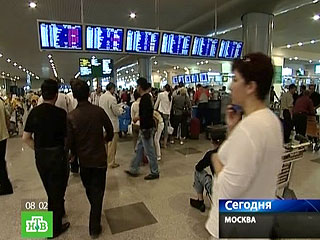 Пассажиров рейсов AiRUnion, застрявших в "Домодедово" из-за долгов компании, оставили без гостиниц и без питания