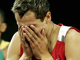Олимпийский чемпион-2004 Юрий Борзаковский не вышел в финал забега на 800 м у мужчин, финишировав третьим в своем полуфинале с общим 15-м результатом (1.46,53)