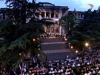 В Цхинвали состоялся концерт Валерия Гергиева, собравший сотни осетинцев
