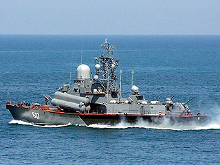 Утром в пятницу на базу Черноморского флота России в Севастополе от побережья Кавказа вернулся первый корабль - малый ракетный корабль "Мираж"
