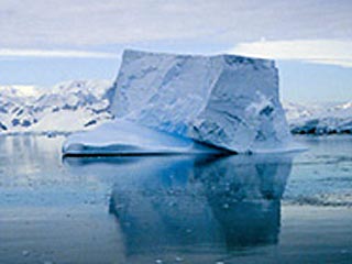 На острове Гренландия, который казался неуязвимым для глобального потепления, растет гигантская трещина, которая вскоре приведет к образованию гигантского айсберга площадью в 23 квадратных километра льда