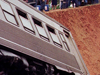 На железной дороге в Португалии сошел с рельсов поезд, есть пострадавшие