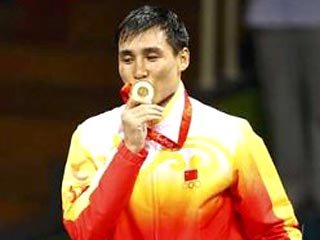 К примеру, в прошлую пятницу китайский боксер Чжан Сяопин, ставший сегодня олимпийским чемпионом (до 81 кг), при счете 4:4 против казахстанца Еркебулана Шиналиева получил решающее очко 