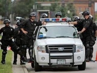 В Денвере (штат Колорадо, США), где в понедельник открывается съезд Демократической партии, арестован мужчина с двумя охотничьими ружьями и двумя пистолетами