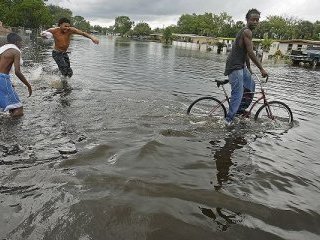 Президент США Джордж Буш объявил зоной стихийного бедствия несколько районов штата Флорида, пострадавших в результате тропического шторма "Фэй"