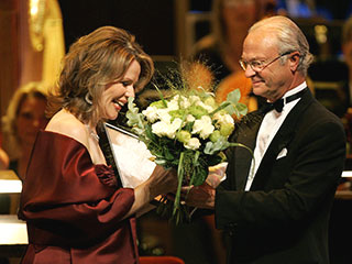 Король Швеции Карл XVI Густав вручил музыкальную премию Polar Music Prize 2008 года, которую называют "нобелевской премией в области музыки"