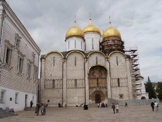 В честь праздника Успения  освящен главный храм Московского Кремля. Здесь сегодня будут совершены торжественное богослужение и Крестный ход по Соборной площади