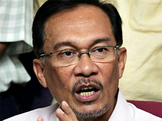 Подозреваемый в содомии лидер малайзийской оппозиции Анвар Ибрагим, выбранный 27 августа в парламент страны в первый день своей работы в качестве парламентария в знак протеста покинул зал заседания