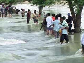 Сильнейшее наводнение на северо-востоке Индии унесло жизни, по меньшей мере, 87 человек, сообщили в МВД страны