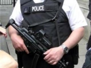 Британская полиция обвинила в террористической деятельности троих мужчин, предположительно, причастных к угрозам физической расправы в адрес премьер-министра Великобритании Гордона Брауна