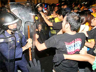 Сотрудники полиции Таиланда вошли на территорию правительственного комплекса в Бангкоке, где проходит акция протеста сторонников оппозиционного Народного альянса за демократию