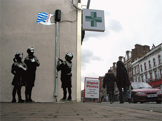 Проблемы начались с того момента, как художник предложил отдать "Рабочей партии" Великобритании деньги, полученные им за произведение "Sketch for Essex Road", на котором изображены трое детей, поднимающие в виде флага целлофановый пакет магазина Tesco