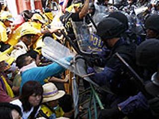 Таиландские власти остановили работу трех аэропортов из-за протестов сторонников оппозиции, требующей отставки действующего премьер-министра