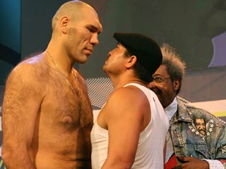 Экс-чемпион мира по боксу в супертяжелой весовой категории по версии WBA Николай Валуев оказался почти на 40 килограммов тяжелее американца Джона Руиса