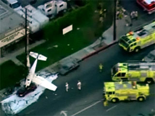 В американском штате Калифорния небольшой самолет упал на припаркованный у обочины автомобиль